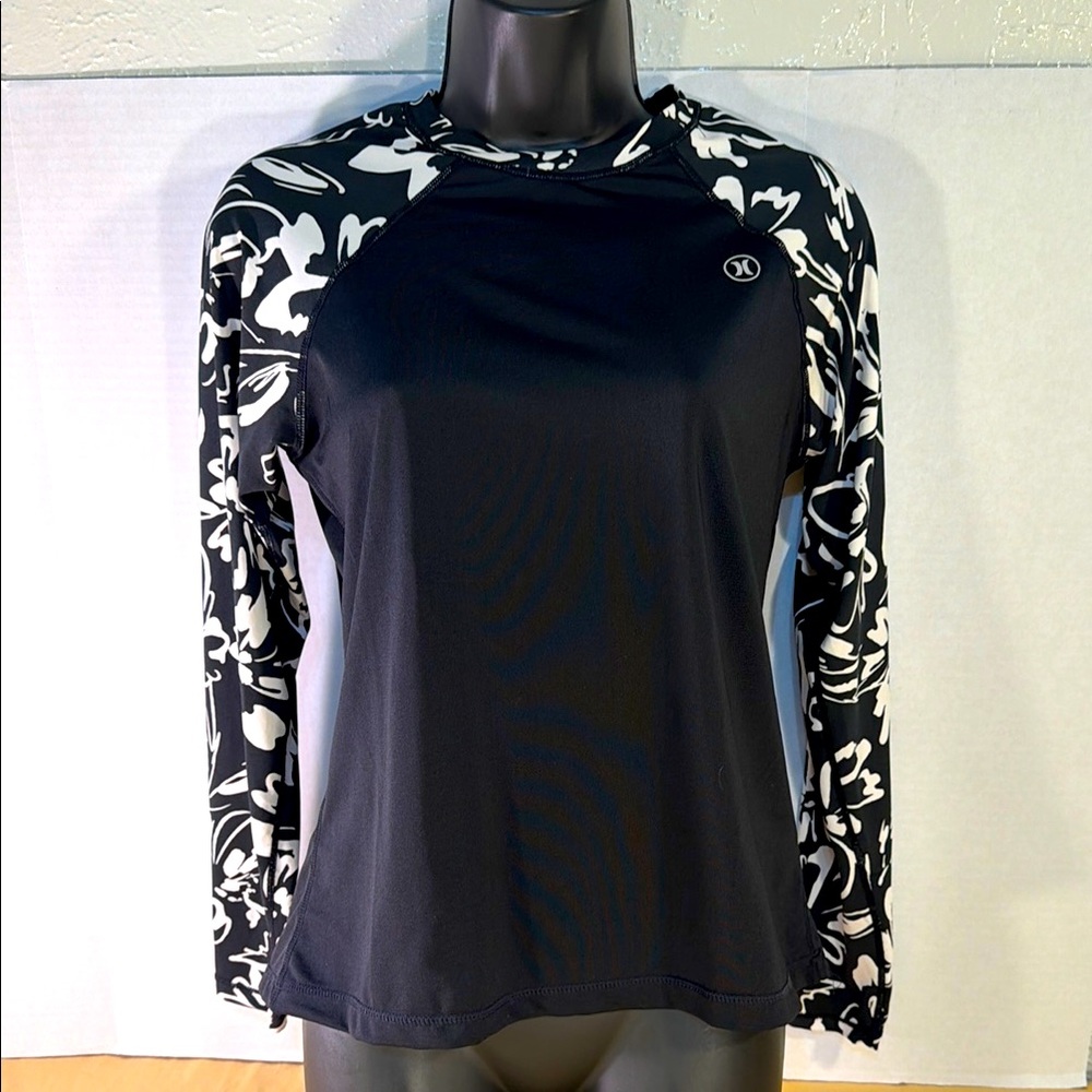 Hurley UPF 50 long sleeve top black white floral pattern on the sleeves